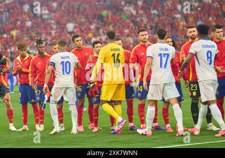 Munich, Allemagne. 09 juillet 2024. Présentation de l'équipe : Lamine Yamal, ESP 19 Nico Williams, ESP 17 Rodrigo, ESP 16 Aymeric Laporte, ESP 14 Unai Simon, ESP 23 Kylian MBAPPE, FRA 10 Mike Maignan, FRA 16 gardien de but, William Saliba, FRA 17 Aurelien Tchouameni, FRA 8 dans le match de demi-finale ESPAGNE - FRANCE 2-1 des Championnats d'Europe de l'UEFA 2024 le 9 juillet 2024 à Munich, Allemagne. Photographe : ddp images/STAR-images crédit : ddp Media GmbH/Alamy Live News Banque D'Images