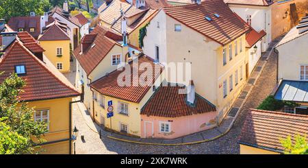 Paysage urbain - vue sur les rues étroites du quartier antique de Novy Svet dans le quartier historique de Hradcany, Prague, République tchèque Banque D'Images