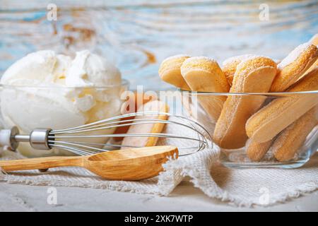 Ingrédients pour la préparation de dessert tiramisu sur le fond en bois. Banque D'Images