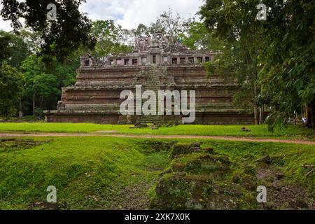 Phimeanakas ( Prasat Phimean Akas, 'temple céleste') ou Vimeanakas (Khmer : Prasat Vimean Akas) à Angkor, Cambodge, est un temple hindou dans le Khleang Banque D'Images