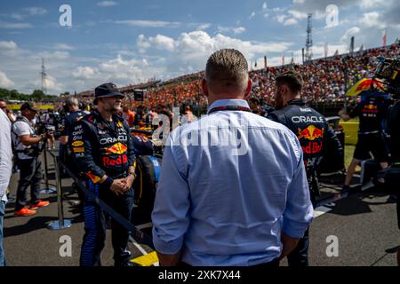 Mogyorod, Hongrie, 21 juillet 2024, Jos Verstappen, le père de Max Verstappen assiste au jour de la course, 13e manche du championnat de formule 1 2024. Crédit : Michael Potts/Alamy Live News Banque D'Images