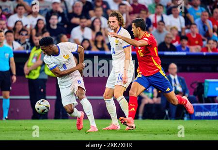 Munich, Allemagne. 09 juillet 2024. Adrien Rabiot, FRA 14 Aurelien Tchouameni, FRA 8 s'affrontent pour le ballon, tackling, duel, header, zweikampf, action, combat contre Rodrigo, ESP 16 dans le match de demi-finale ESPAGNE - FRANCE 2-1 des Championnats d'Europe de l'UEFA 2024 le 9 juillet 2024 à Munich, Allemagne. Photographe : ddp images/STAR-images crédit : ddp Media GmbH/Alamy Live News Banque D'Images