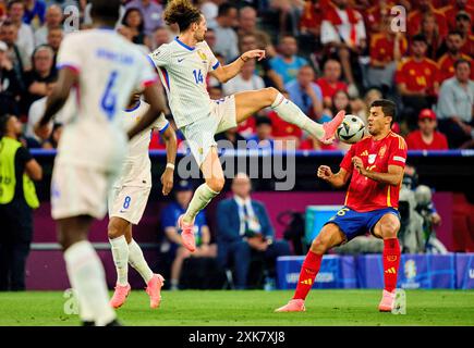 Munich, Allemagne. 09 juillet 2024. Adrien Rabiot, FRA 14 Competition for the ball, Tackling, duel, header, zweikampf, action, combat contre Rodrigo, ESP 16 dans le match de demi-finale ESPAGNE - FRANCE 2-1 des Championnats d'Europe de l'UEFA 2024 le 9 juillet 2024 à Munich, Allemagne. Photographe : ddp images/STAR-images crédit : ddp Media GmbH/Alamy Live News Banque D'Images