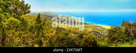 Paysage méditerranéen, panorama, bannière - vue de dessus de la chaîne de montagnes à la péninsule de Karpas, partie nord-est de l'île de Chypre Banque D'Images