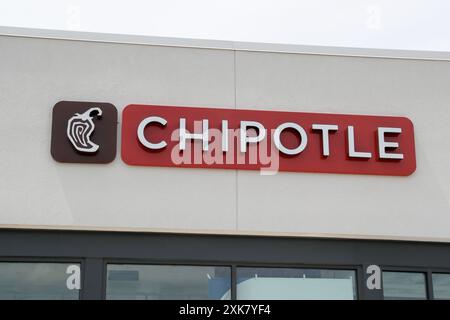 Le logo de Chipotle est visible à l'extérieur de l'un des restaurants de la chaîne. Banque D'Images