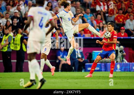 Munich, Allemagne. 09 juillet 2024. Adrien Rabiot, FRA 14 Competition for the ball, Tackling, duel, header, zweikampf, action, combat contre Rodrigo, ESP 16 dans le match de demi-finale ESPAGNE - FRANCE 2-1 des Championnats d'Europe de l'UEFA 2024 le 9 juillet 2024 à Munich, Allemagne. Photographe : ddp images/STAR-images crédit : ddp Media GmbH/Alamy Live News Banque D'Images