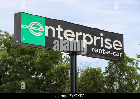 Le logo d'Enterprise location d'autos est affiché sur une pancarte dans l'une de ses succursales de location de véhicules. Banque D'Images