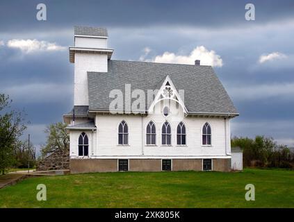 Le temps de tempête et l'église luthérienne norvégienne du comté de McHenry de 1906 dans la ville de Balfour, Dakota du Nord. Le premier culte a eu lieu dans le Banque D'Images