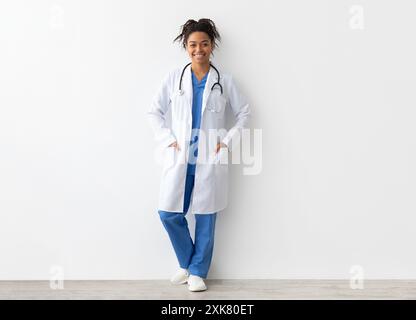 Portrait d'un médecin noir posant avec des bras pliés Banque D'Images
