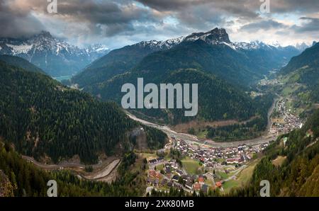 Voir au-dessus de Val Pettorina vers le Col Cime di Sasso Bianco et Rean et Marmolada , Caprile, Veneto, Dolomites, Italie, Europe Banque D'Images