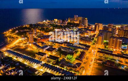 panorama de l'Oropesa del Mar sombre et du bord de mer en Espagne Banque D'Images