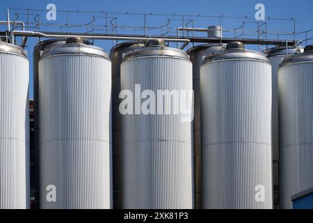 silos d'une usine laitière abandonnée à cologne par une journée ensoleillée avec un ciel bleu Banque D'Images