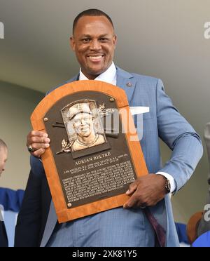 Cooperstown, États-Unis. 21 juillet 2024. Les nouveaux membres du National Baseball Hall of Fame, Adrian Beltre, expose sa plaque lors de la cérémonie d'intronisation du Major League Baseball Hall of Fame pour 2024 intronisés à Cooperstown, New York, le dimanche 21 juillet 2024. Photo de George Napolitano/UPI crédit : UPI/Alamy Live News Banque D'Images