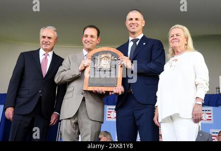 Cooperstown, États-Unis. 21 juillet 2024. Les nouveaux membres du National Baseball Hall of Fame, Joe Mauer, expose sa plaque lors de la cérémonie d'intronisation du Major League Baseball Hall of Fame pour 2024 intronisés à Cooperstown, New York, le dimanche 21 juillet 2024. Photo de George Napolitano/UPI crédit : UPI/Alamy Live News Banque D'Images