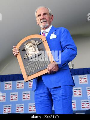 Cooperstown, États-Unis. 21 juillet 2024. Les nouveaux membres du National Baseball Hall of Fame, Jim Leyland, montre sa plaque lors de la cérémonie d'intronisation du Major League Baseball Hall of Fame pour 2024 intronisés à Cooperstown, New York, le dimanche 21 juillet 2024. Photo de George Napolitano/UPI crédit : UPI/Alamy Live News Banque D'Images