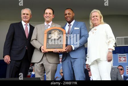 Cooperstown, États-Unis. 21 juillet 2024. Les nouveaux membres du National Baseball Hall of Fame, Adrian Beltre, expose ses plaques lors de la cérémonie d'intronisation du Major League Baseball Hall of Fame pour 2024 intronisés à Cooperstown, New York, le dimanche 21 juillet 2024. Photo de George Napolitano/UPI crédit : UPI/Alamy Live News Banque D'Images