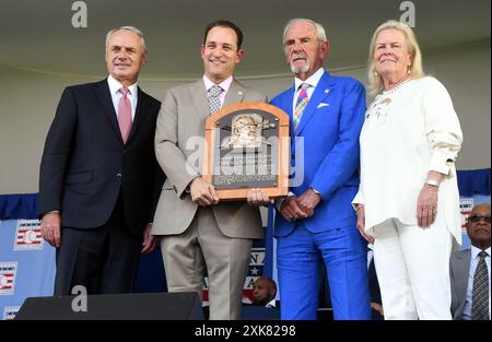 Cooperstown, États-Unis. 21 juillet 2024. Les nouveaux membres du National Baseball Hall of Fame, Jim Leyland, montre sa plaque lors de la cérémonie d'intronisation du Major League Baseball Hall of Fame pour 2024 intronisés à Cooperstown, New York, le dimanche 21 juillet 2024. Photo de George Napolitano/UPI crédit : UPI/Alamy Live News Banque D'Images