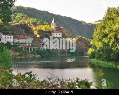 Une belle vue sur le village d'Ambialet dans le sud de la France Banque D'Images