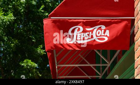 Ogden, UT, États-Unis - 10 juin 2024 ; auvent rouge sur le bâtiment avec signe de script pour la marque Pepsi Cola Banque D'Images