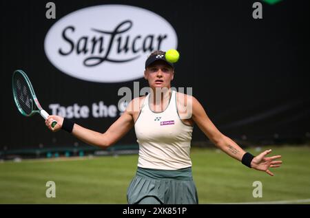 Berlin, Allemagne - 15 juin 2024 : Dayana YASTREMSKA, de l'Ukraine, en action lors de son match de l'Open allemand pour dames de WTA 500 ecoTRANS contre Zeynep SONMEZ, de la Turquie, au Rot Weiss Tennis Club à Berlin, en Allemagne Banque D'Images