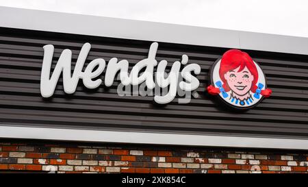 La Grande, OREGON, États-Unis - 9 juin 2024 ; enseigne de restauration rapide Wendy's avec logo sur le bâtiment en gros plan Banque D'Images