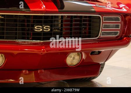 Halifax, Nouvelle-Écosse, Canada-1er juillet 2024 : une Chevrolet SS rouge brillant, voiture antique 454. American Chevy SS muscle car a une calandre noire chromée. Banque D'Images