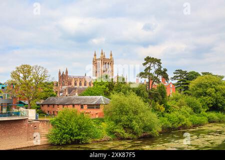 Vue panoramique le long des rives de la rivière Wye regardant vers l'emblématique cathédrale de Hereford, Hereford, Herefordshire, Angleterre Banque D'Images