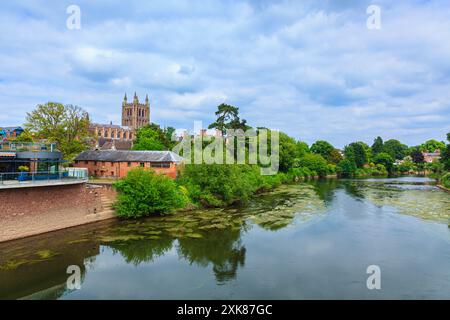 Vue panoramique le long des rives de la rivière Wye regardant vers l'emblématique cathédrale de Hereford, Hereford, Herefordshire, Angleterre Banque D'Images