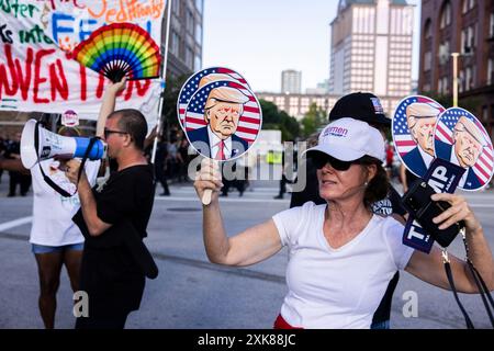 MILWAUKEE, WISCONSIN - 17 JUILLET : une femme, qui soutient Trump, tient des panneaux Trump devant le Forum FinServ le troisième jour de la Convention nationale républicaine (RNC) le 17 juillet 2024, à Milwaukee, Wisconsin. La convention se déroule comme prévu malgré la tentative d'assassinat contre Trump qui se conclura par son acceptation de la nomination présidentielle de son parti. Banque D'Images