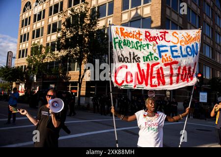 MILWAUKEE, WISCONSIN - 17 JUILLET : une femme proteste contre le “projet 2025” devant le Forum FinServ le troisième jour de la Convention nationale républicaine (RNC) le 17 juillet 2024, à Milwaukee, Wisconsin. La convention se déroule comme prévu malgré la tentative d'assassinat contre Trump qui se conclura par son acceptation de la nomination présidentielle de son parti. Banque D'Images