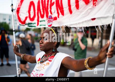 MILWAUKEE, WISCONSIN - 17 JUILLET : une femme proteste contre le “projet 2025” devant le Forum FinServ le troisième jour de la Convention nationale républicaine (RNC) le 17 juillet 2024, à Milwaukee, Wisconsin. La convention se déroule comme prévu malgré la tentative d'assassinat contre Trump qui se conclura par son acceptation de la nomination présidentielle de son parti. Banque D'Images