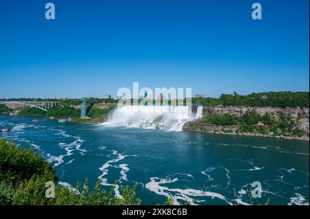 Chutes du Niagara, Canada - 15 juin 2024 : chutes du Niagara avec fond urbain avec Copy-Space Banque D'Images