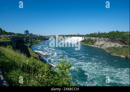Niagara Falls, Canada - 15 juin 2024 : Niagara Falls and River Panorama avec Copy-Space Banque D'Images