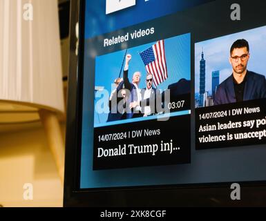 Londres, Royaume-Uni - 14 juillet 2024 : Living Room TV avec une chaîne allemande diffuse en direct des images cassantes d'une tentative d'assassinat, montrant Trump levant le poing et projetant une image caractéristique de défi Banque D'Images