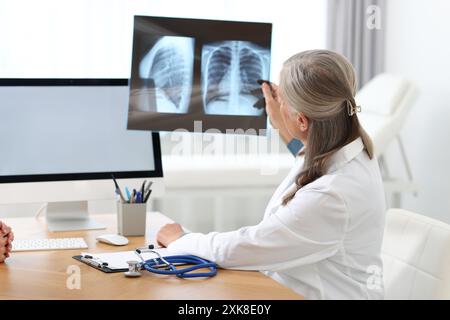 Les maladies pulmonaires. Médecin examinant la radiographie thoracique en clinique Banque D'Images