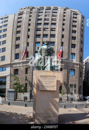 Salvador Gossens Allende Memorial Monument sculpture Statue Portrait devant la Moneda Palais du gouvernement présidentiel Santiago Chili City Center. Banque D'Images