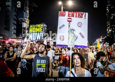 Tel Aviv, Israël. 20 juillet 2024. Les manifestants israéliens tiennent des pancartes pendant la manifestation. Des manifestants antigouvernementaux se sont rassemblés dans des villes à travers Israël pour appeler le premier ministre Benjamin Netanyahu à ne pas partir pour une visite prévue à Washington le lendemain tant qu'il n'a pas signé un accord avec le Hamas pour faciliter le retour de l'otage de Gaza. Des désaccords subsistent entre Netanyahu et l'équipe de négociation d'Israël au sujet de l'accord d'otages avant la visite prévue du premier ministre à Washington et son discours au Congrès. Crédit : SOPA images Limited/Alamy Live News Banque D'Images