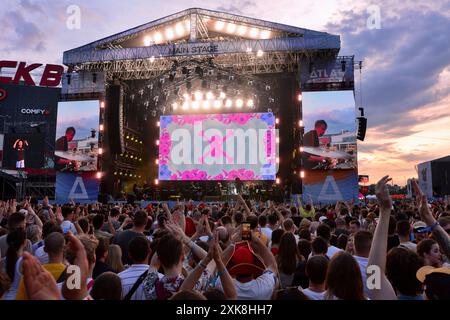 Kiev, Ukraine. 21 juillet 2024. Vue générale du festival de musique Atlas United 2024. Avec la plateforme de collecte de fonds UNITED24, les organisateurs du festival espèrent lever 100 millions d’UAH (Hryvnias ukrainiens), soit environ 2,41 millions de dollars pour acheter des drones. Compte tenu de la guerre en cours en Ukraine, les organisateurs ont fourni aux visiteurs de grands abris contre les raids aériens. Crédit : SOPA images Limited/Alamy Live News Banque D'Images