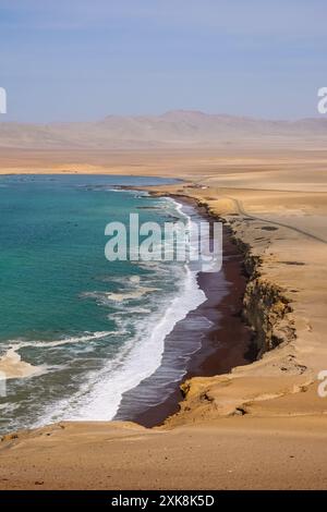 Paracas, Pérou : vue sur la célèbre plage de sable rouge, Playa Roja en espagnol, le long de l'océan Pacifique au Pérou en Amérique du Sud Banque D'Images