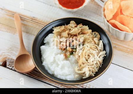 Bubur Ayam, porridge de riz indonésien avec poulet râpé. Servi avec Kerupuk Banque D'Images