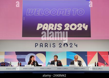 Pékin, France. 21 juillet 2024. Tony Estanguet (C), Président de Paris 2024, intervient lors d'une conférence de presse au Centre de presse principal de Paris 2024 à Paris, France, le 21 juillet 2024. Crédit : Wang Dongzhen/Xinhua/Alamy Live News Banque D'Images