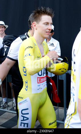 Le slovène Tadej Pogacar de l'équipe Émirats arabes Unis franchit la ligne d'arrivée pour remporter la course cycliste du Tour de France 2024, de Monaco à Nice, en France, le dimanche 21 juillet 2024. La 111ème édition du Tour de France débute le samedi 29 juin et se termine à Nice le 21 juillet. Photo de Patrick Aventurier/ABACAPRESS. COM Banque D'Images