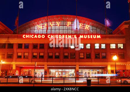 Le Chicago Children’s Museum, situé sur le Navy Pier de la ville, est illuminé la nuit Banque D'Images