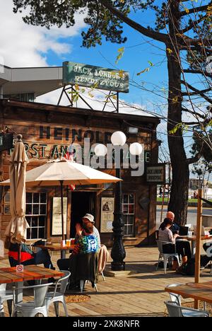 Des amis se réunissent pour boire un verre en plein air à la première et dernière chance de Heinhold, une taverne, où Jack London a écrit Call of the Wild, à Oakland, en Californie Banque D'Images