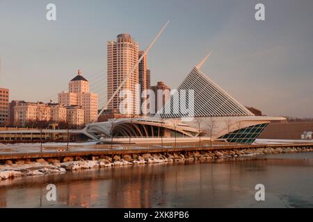 Le musée d'art moderne de Milwaukee, conçu par Santiago Calatrava, se trouve sur les rives du lac Michigan Banque D'Images