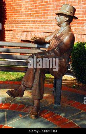 Une statue de l'auteur William Faulkner se trouve devant la mairie d'Oxford, Mississippi Banque D'Images