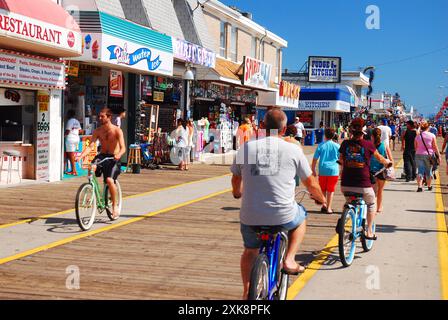 Les motards roulent sur une promenade bondée à Wildwood, New Jersey, un jour de vacances d'été Banque D'Images