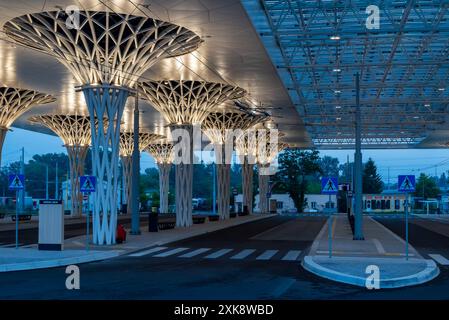 Lublin, Pologne 17 juin 2024 Nouvelle gare routière métropolitaine au lever du soleil Banque D'Images