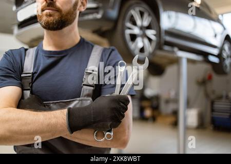 Clés de serrage de mécanicien dans l'atelier de réparation automobile Banque D'Images