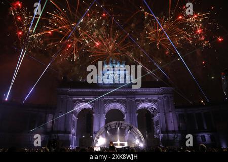 Bruxelles, Belgique. 21 juillet 2024. Des feux d'artifice explosent dans le ciel pour célébrer la fête nationale belge à Bruxelles, Belgique, le 21 juillet 2024. Crédit : Liu Zihe/Xinhua/Alamy Live News Banque D'Images